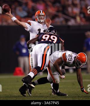 28 août 2008 - le quarterback Ken Dorsey (à gauche) des Cleveland Browns est pressé par Ervin Baldwin des Chicago Bears dans le deuxième quart-temps d'un match de pré-saison de la NFL le jeudi 28 août 2008, au Cleveland Browns Stadium à Cleveland, Ohio. (Lew Stamp/Akron Beacon Journal/MCT) (crédit image : © Lew Stamp/MCT/ZUMAPRESS.com) Banque D'Images