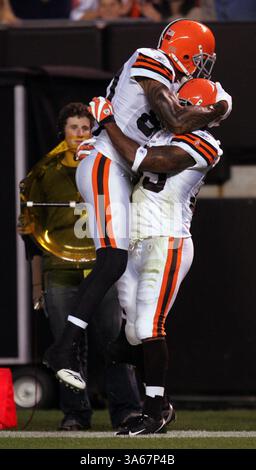 28 août 2008 - Kellen Winslow des Cleveland Browns célèbre le touchdown de son coéquipier Jerome Harrison contre les Bears de Chicago lors d'un match de pré-saison de la NFL le jeudi 28 août 2008 au Cleveland Browns Stadium de Cleveland, Ohio. (Lew Stamp/Akron Beacon Journal/MCT) (crédit image : © Lew Stamp/MCT/ZUMAPRESS.com) Banque D'Images