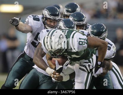 28 août 2008 - Dustin Keller des jets de New York est abattu par une foule de défenseurs des Eagles de Philadelphie dont Rocky Boiman, à gauche, et Joe Mays, à droite, après une passe au Lincoln Financial Field dans un match de pré-saison de la NFL à Philadelphie, Pennsylvanie, le jeudi 28 août 2008. (Ron Cortes/Philadelphia Inquirer/MCT) (crédit image : © Ron Cortes/MCT/ZUMAPRESS.com) Banque D'Images