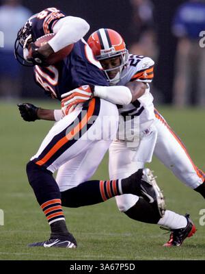 28 août 2008 - Brandon McDonald des Cleveland Browns (à droite) affronte Brandon Lloyd des Chicago Bears lors du deuxième quart-temps d'un match de pré-saison de la NFL, le jeudi 28 août 2008, au Cleveland Browns Stadium de Cleveland, Ohio. (Lew Stamp/Akron Beacon Journal/MCT) (crédit image : © Lew Stamp/MCT/ZUMAPRESS.com) Banque D'Images