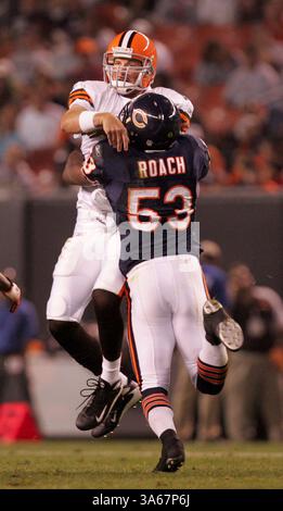 28 août 2008 - le quarterback des Cleveland Browns Ken Dorsey est frappé par le linebacker des Chicago Bears Nick Roach lors de la première mi-temps d'un match de pré-saison de la NFL le jeudi 28 août 2008, au Cleveland Browns Stadium à Cleveland, Ohio. (Phil Masturzo/Akron Beacon Journal/MCT) (image crédit : © Phil Masturzo/MCT/ZUMAPRESS.com) Banque D'Images