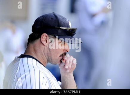 31 août 2008 - Jason Giambi des Yankees de New York pendu la tête après que les Yankees ont perdu 7-2 contre les Blue Jays de Toronto au Yankee Stadium dans le Bronx, New York, le dimanche 31 août 2008. (David L. Pokress/Newsday/MCT) (image de crédit : © David L. Pokress/MCT/ZUMAPRESS.com) Banque D'Images