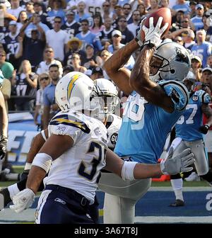 7 septembre 2008 - Dante Rosario (88) des Carolina Panthers tombe avec le touchdown vainqueur devant Eric Weddle (32) et Steve Gregory (28) des San Diego Chargers au Qualcomm Stadium de San Diego, en Californie. Les Panthers ont gagné 26-24. (David T. Foster III/Charlotte observer/MCT) (crédit image : © David T. Foster III/MCT/ZUMAPRESS.com) Banque D'Images