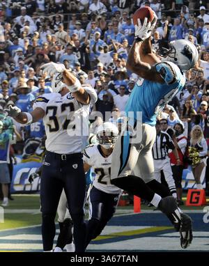 7 septembre 2008 - Dante Rosario (88) des Carolina Panthers tombe avec le touchdown vainqueur devant Eric Weddle (32) et Steve Gregory (28) des San Diego Chargers au Qualcomm Stadium de San Diego, en Californie. Les Panthers ont gagné 26-24. (David T. Foster III/Charlotte observer/MCT) (crédit image : © David T. Foster III/MCT/ZUMAPRESS.com) Banque D'Images