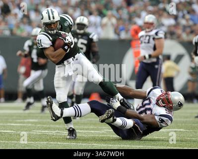 14 septembre 2008 - les Patriots de la Nouvelle-Angleterre Adalius Thomas tiennent sur les jets de New York Dustin Keller qui se dirige sur le terrain dans le troisième quart-temps au Giants Stadium à East Rutherford, New Jersey, le dimanche 14 septembre 2008. (David L. Pokress/Newsday/MCT) (image de crédit : © David L. Pokress/MCT/ZUMAPRESS.com) Banque D'Images