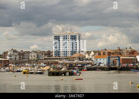 Port de Bridlington avec Ebor House, le seul bâtiment de grande hauteur de Bridlington, debout au loin. East Yorkshire, Royaume-Uni. Banque D'Images