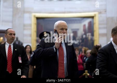 25 septembre 2008 - le sénateur John McCain (R-AZ) marche dans le Capitole des États-Unis entre des réunions avec des dirigeants républicains à Washington, D.C. le 26 septembre 2008..(Chuck Kennedy/MCT) (image crédit : © Chuck Kennedy/MCT/ZUMAPRESS.com) Banque D'Images
