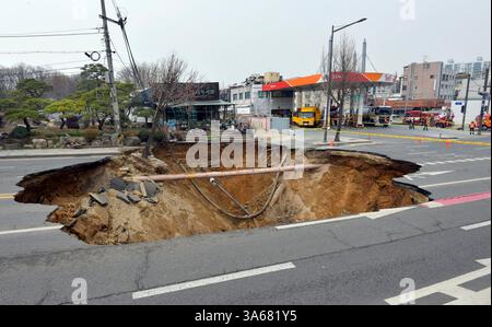 Séoul, Corée du Sud. 25 mars 2025. Cette photo prise le 25 mars 2025 montre un site de caverne routier à Séoul, en Corée du Sud. Une route s'est effondrée à Séoul mardi, tuant une personne, selon les pompiers. Crédit : Jun Hyosang/Xinhua/Alamy Live News Banque D'Images