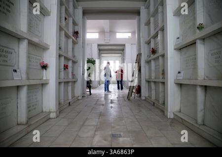 2 novembre 2013 - Beecher, il, USA - les frères et sœurs Scott et Sandra Lee Thielman travaillent sur des projets d'entretien samedi 2 novembre 2013 au mausolée Beecher à Beecher, Ill. Des étudiants de l'Université de l'Illinois à Urbana-Champaign aident à enregistrer l'histoire de ce monument pour la Bibliothèque du Congrès. (Crédit image : © Brian Cassella/MCT/ZUMA Wire) Banque D'Images