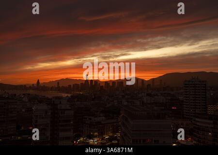 Benidorm Espagne, 20 mars 2025 : photo du coucher de soleil dans la soirée sur la vieille ville de Benidorm en Espagne montrant le beau coucher de soleil rouge avec Banque D'Images