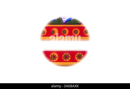 Un objet circulaire décoratif présente des motifs vibrants de rouge, vert et or, mettant en valeur des motifs floraux complexes et des formes géométriques. Art classique avec une touche moderne réinventé par Artotop, ornement égyptien transformé Banque D'Images
