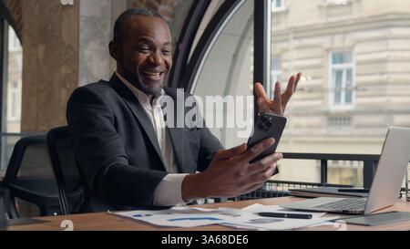 Afro-américain ethnique d'âge moyen adulte employeur entrepreneur exécutif homme d'affaires travailleur de bureau homme d'affaires homme d'affaires gestionnaire masculin Guy à la paperasse de table Banque D'Images
