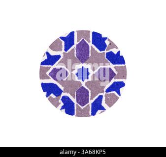 Un design circulaire avec des motifs géométriques complexes dans les tons de bleu et de violet, sur un fond clair. L'arrangement crée un sentiment de symétrie et d'élégance, rappelant le travail traditionnel des carreaux. Art classique avec une touche moderne réinventé par Artotop, transformé Moresque Ornament Banque D'Images