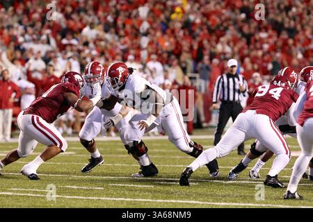 11 octobre 2014 : le lineman offensif de l'Alabama Leon Brown #72 sort de la ligne alors que la balle est cassée. L'Alabama Crimson Tide bat les Arkansas Razorbacks 14-13 à Fayetteville, AR. Richey Miller/CSM(crédit image : © Richey Miller/Cal Sport Media/ZUMAPRESS.com) Banque D'Images