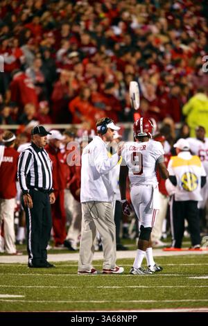11 octobre 2014 : le coordinateur offensif de l'Alabama, Lane Kiffin, discute avec le récepteur Amari Cooper #9 de la prochaine pièce. L'Alabama Crimson Tide bat les Arkansas Razorbacks 14-13 à Fayetteville, AR. Richey Miller/CSM(crédit image : © Richey Miller/Cal Sport Media/ZUMAPRESS.com) Banque D'Images