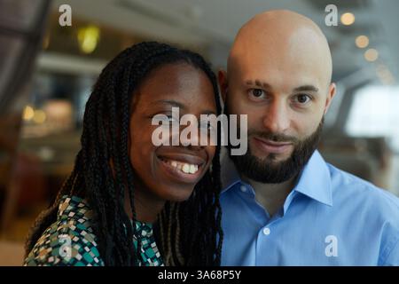Couple jeune multiethnique au restaurant Banque D'Images