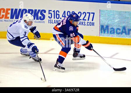 21 octobre 2014 : les Islanders de New York Kyle Okposo (21 ans) enlève la rondelle à Dion Phaneuf (03 ans) en deuxième période du match de la Ligue nationale de hockey entre les Islanders de New York et les Maple Leafs de Toronto au Nassau County Coliseum à Uniondale NY. Bennett Cohen/CSM(image crédit : © Bennett Cohen/Cal Sport Media/ZUMAPRESS.com) Banque D'Images