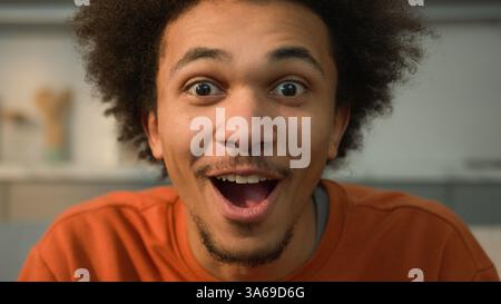 Gros plan portrait heureux surpris visage excité merveille incroyable bonne nouvelle réjouissez-vous dire wow Afro-américain homme ethnique Guy bouche ouverte large surprise mâle Banque D'Images