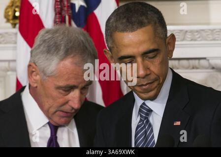 24 novembre 2014 - Washington, District of Columbia, États-Unis d'Amérique - le président des États-Unis Barack Obama, à droite, annonce la démission du secrétaire à la Défense Chuck Hagel, à gauche, dans la salle à manger d'État de la Maison Blanche à Washington, D.C. le 24 novembre 2014..crédit : Kristoffer Tripplaar / Pool via CNP (crédit image : © Kristoffer Tripplaar/CNP/ZUMAPRESS.com) Banque D'Images