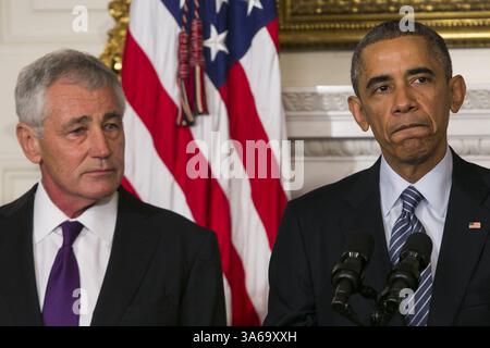 24 novembre 2014 - Washington, District of Columbia, États-Unis d'Amérique - le président des États-Unis Barack Obama, à droite, annonce la démission du secrétaire à la Défense Chuck Hagel, à gauche, dans la salle à manger d'État de la Maison Blanche à Washington, D.C. le 24 novembre 2014..crédit : Kristoffer Tripplaar / Pool via CNP (crédit image : © Kristoffer Tripplaar/CNP/ZUMAPRESS.com) Banque D'Images