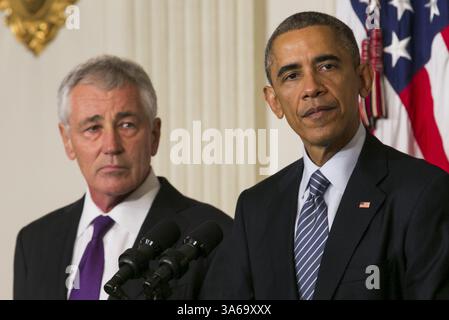 24 novembre 2014 - Washington, District of Columbia, États-Unis d'Amérique - le président des États-Unis Barack Obama, à droite, annonce la démission du secrétaire à la Défense Chuck Hagel, à gauche, dans la salle à manger d'État de la Maison Blanche à Washington, D.C. le 24 novembre 2014..crédit : Kristoffer Tripplaar / Pool via CNP (crédit image : © Kristoffer Tripplaar/CNP/ZUMAPRESS.com) Banque D'Images