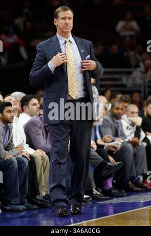 24 novembre 2014 : L'entraîneur-chef des Trail Blazers de Portland, Terry Stotts, regarde pendant le match NBA entre les Trail Blazers de Portland et les 76ers de Philadelphie au Wells Fargo Center à Philadelphie, en Pennsylvanie. Les Trail Blazers de Portland ont gagné 114-104.(image crédit : © Chris Szagola/Cal Sport Media/ZUMAPRESS.com) Banque D'Images