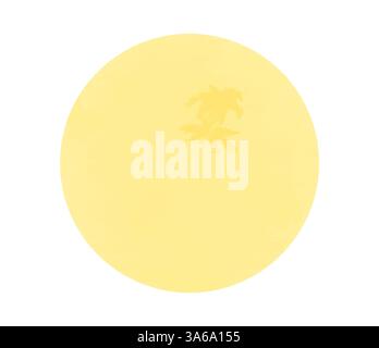 Un grand cercle jaune pâle arbore un motif de feuilles subtil, créant une sensation sereine et minimaliste. Art classique avec une touche moderne réinventé par Artotop, transformé les tissus français, première moitié du XIXe siècle Banque D'Images