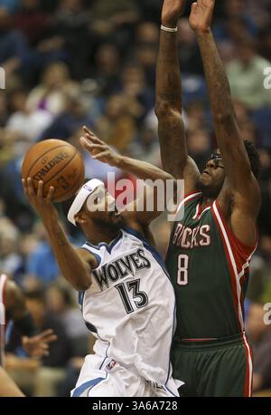 26 novembre 2014 - Minneapolis, MN, États-Unis - le Corey Brewer des Timberwolves du Minnesota (13) s'affronte Larry Sanders des Bucks de Milwaukee en deuxième mi-temps au Target Center de Minneapolis le mercredi 26 novembre 2014. Les Bucks ont gagné, 103-86. (Crédit image : © Jeff Wheeler/TNS/ZUMA Wire) Banque D'Images