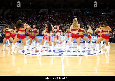 19 décembre 2014 : Philadelphia 76ers Dream Team joue lors du match NBA entre les Hornets de Charlotte et les 76ers de Philadelphie au Wells Fargo Center de Philadelphie, en Pennsylvanie. Les Hornets de Charlotte ont gagné 109-91.(image crédit : © Chris Szagola/Cal Sport Media/ZUMAPRESS.com) Banque D'Images