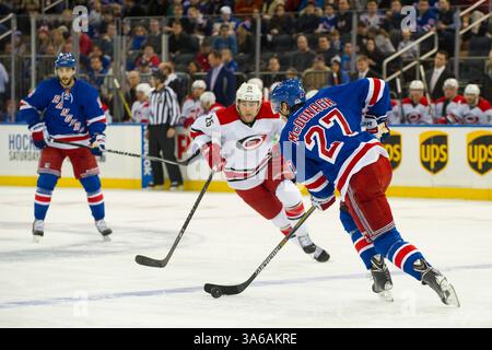 21 décembre 2014 : le défenseur Ryan McDonagh (27 ans) des New York Rangers éloigne le palet de Chris Terry (25 ans) de l'aile gauche des Carolina Hurricanes lors du match entre les New York Rangers et les Carolina Hurricanes au Madison Square Garden à Manhattan. Crédit obligatoire : Kostas Lymperopoulos/CSM (crédit image : © Kostas Lymperopoulos/Cal Sport Media/ZUMAPRESS.com) Banque D'Images