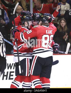 21 décembre 2014 - Chicago, il, États-Unis - Kris Versteeg (23), aile droite des Blackhawks de Chicago, célèbre son but avec Patrick Kane (88), aile droite des Blackhawks de Chicago, et Patrick Sharp (10), après avoir marqué contre les Maple Leafs de Toronto en première période, dimanche 21 décembre 2014, au United Center de Chicago. (Crédit image : © Nuccio Dinuzzo/TNS/ZUMA Wire) Banque D'Images