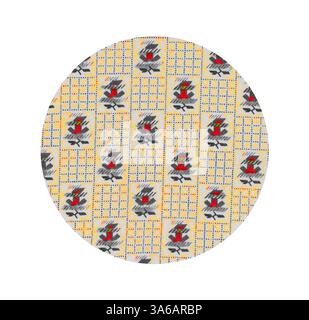 Un tissu circulaire avec un motif vibrant de figures stylisées, de formes géométriques et de couleurs vives sur un fond jaune clair, créant un design ludique et dynamique. Art classique avec une touche moderne réinventé par Artotop, transformé les tissus français, première moitié du XIXe siècle Banque D'Images