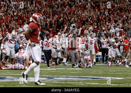 1er janvier 2015 : les Buckeyes de l'État de l'Ohio célèbrent la sortie des joueurs de l'Alabama Crimson Tide après le match de l'Allstate Sugar Bowl entre les Buckeyes de l'État de l'Ohio et l'Alabama Crimson Tide au Mercedes-Benz Superdome de la Nouvelle-Orléans, EN LOUISIANE. Les Buckeyes ont battu The Crimson Tide 42-35.(image crédit : © Tim Warner/Cal Sport Media/ZUMAPRESS.com) Banque D'Images