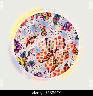 Tissu circulaire orné d'un motif fleuri et abstrait éclatant, avec des tourbillons de couleurs pour un design attrayant. Art classique avec une touche moderne réinventé par Artotop, transformé les tissus français, première moitié du XIXe siècle Banque D'Images