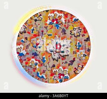 Un motif circulaire vibrant avec des fleurs colorées et des formes abstraites, créant un design vivant et fantaisiste. Art classique avec une touche moderne réinventé par Artotop, transformé les tissus français, première moitié du XIXe siècle Banque D'Images