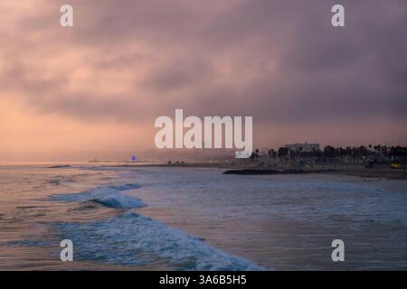 Photo de coucher de soleil floue sur la plage avec Los Angeles en arrière-plan à Huntington State Beach, Californie Banque D'Images