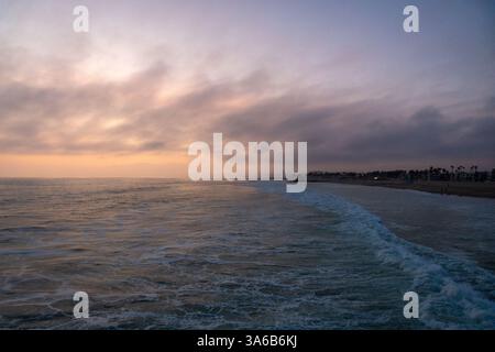 Photo de coucher de soleil floue sur la plage avec Los Angeles en arrière-plan à Huntington State Beach, Californie Banque D'Images