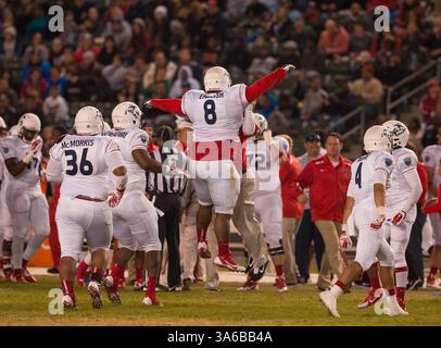 4 janvier 2015 Carson, CA..West Coast White Team, et 3 étoiles non engagées Defensive Tackle (8) Bryce English célèbre avec l'un des entraîneurs après avoir causé un fumble lors du 4e match annuel de Semper Fidelis All-American Bowl Football entre l'équipe bleue de la côte est et l'équipe blanche de la côte ouest, au StubHub Center de Carson, en Californie. L'équipe bleue de la côte est a battu l'équipe blanche de la côte ouest 24-3. (Crédit obligatoire : Juan Lainez / MarinMedia / Cal Sport Media)(crédit image : © Juan Lainez / Marinmedia / CSM/Cal Sport Media/ZUMAPRESS.com) Banque D'Images