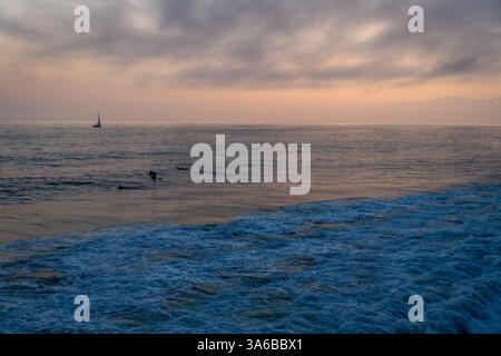 Photo de coucher de soleil floue sur la plage avec Los Angeles en arrière-plan à Huntington State Beach, Californie Banque D'Images