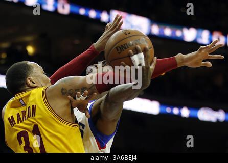 5 janvier 2015 - Philadelphie, PA, États-Unis - Tony Wroten des Sixers se fait fouler par Shawn Marion des cavaliers de Cleveland au deuxième quart-temps le lundi 5 janvier 2015 au Wells Fargo Center à Philadelphie, en Pennsylvanie. Les Sixers ont gagné 95-92. (Crédit image : © Yong Kim/TNS/ZUMA Wire) Banque D'Images