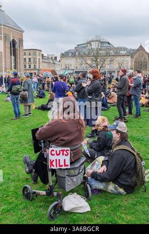 Crips Against Cuts protestent contre les coupes budgétaires du gouvernement dans les prestations d'invalidité, les personnes handicapées prennent part à une manifestation à College Green, Bristol. 22 mars Banque D'Images