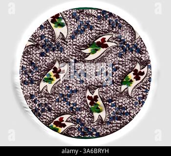 Un motif circulaire avec un motif répétitif d'oiseaux stylisés et de fleurs vibrantes, sur un fond texturé. Art classique avec une touche moderne réinventé par Artotop, transformé les tissus français, première moitié du XIXe siècle Banque D'Images