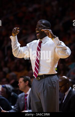 10 janvier 2015 : Anthony Grant, entraîneur-chef de l'Alabama Crimson Tide, lors du match de basket-ball de la NCAA entre les bénévoles de l'Université du Tennessee et l'Université de l'Alabama Crimson Tide au Thompson Boling Arena à Knoxville, Tennessee(crédit image : © Tim Gangloff/Cal Sport Media/ZUMAPRESS.com) Banque D'Images