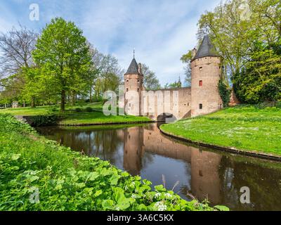 Monnikendam, la porte d'eau orientale sur la rivière EEM dans le mur de la ville néerlandaise d'Amersfoort, pays-Bas, Europe. Banque D'Images