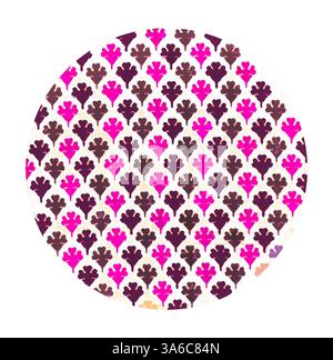 Un motif circulaire vibrant avec un motif répété de feuilles stylisées dans des tons de rose, de violet et des notes de tons terreux, créant une texture visuelle vive et complexe. Art classique avec une touche moderne réinventé par Artotop, transformé les tissus français, première moitié du XIXe siècle Banque D'Images