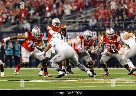 12 janvier 2015 : la ligne offensive des Buckeyes de l'État de l'Ohio assure une protection pendant le match du championnat national College Football Playoff entre les Buckeyes de l'État de l'Ohio et les Ducks de l'Oregon le 12 janvier 2015, au stade AT&T d'Arlington, Texas..(image crédit : © Tim Warner/Cal Sport Media/ZUMAPRESS.com) Banque D'Images