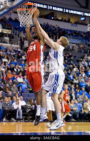 Jan. 14, 2015 - créé Louis, Missouri, U. S - Duquesne Dukes Center DARIUS LEWIS (54) se fait fouler par l'attaquant formé Louis Billiken BRETT JOLLY (14) alors qu'il prenait un tir de layup lors d'un match de conférence entre les membres Louis University Billikens et les Duquesne Dukes joués dans compris Louis, MO. À Chaifetz Arena. Où Louis bat Duquesne 78-69 (crédit image : © Richard Ulreich/ZUMA Wire) Banque D'Images