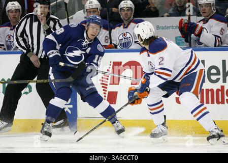 15 janvier 2015 - Tampa, FL, USA - Ondrej Palat, à gauche, du Lightning de Tampa Bay, passe le palet devant Jeff Petry (2) des Oilers d'Edmonton lors de la première période à l'Amalie Arena de Tampa, Floride, le jeudi 15 janvier 2015. Le Lightning a gagné, 3-2. (Crédit image : © Douglas R. Clifford/TNS/ZUMA Wire) Banque D'Images