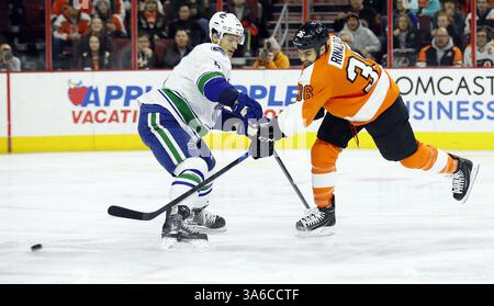 15 janvier 2015 - Philadelphie, PA, États-Unis - Zac Rinaldo, à droite, des Flyers de Philadelphie, tire la rondelle contre Luca Sbisa des Canucks de Vancouver au Wells Fargo Center à Philadelphie le jeudi 15 janvier 2015. (Crédit image : © Yong Kim/TNS/ZUMA Wire) Banque D'Images