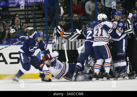 15 janvier 2015 - Tampa, FL, États-Unis - Nikita Nesterov du Lightning de Tampa Bay, à gauche, et Justin Schultz des Oilers d'Edmonton s'emmêlent près du col d'Edmonton pendant la deuxième période à l'Amalie Arena de Tampa, Floride, le jeudi 15 janvier 2015. Le Lightning a gagné, 3-2. (Crédit image : © Douglas R. Clifford/TNS/ZUMA Wire) Banque D'Images